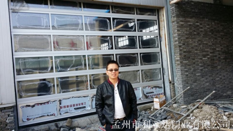 4s 店透明提升門安裝現(xiàn)場(chǎng)